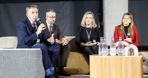 Od lewej dr hab. Rafał Żelazny, prof. UE, kolejno na kanapie siedzą jego 3 rozmówcy: mężczyzna i dwie kobiety