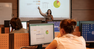 Zdjęcie prezentacji, na pierwszym planie uczestnik z jej komputerową wersją