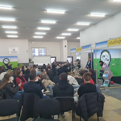 Uczniowie szkół wysłuchujący wykładu.