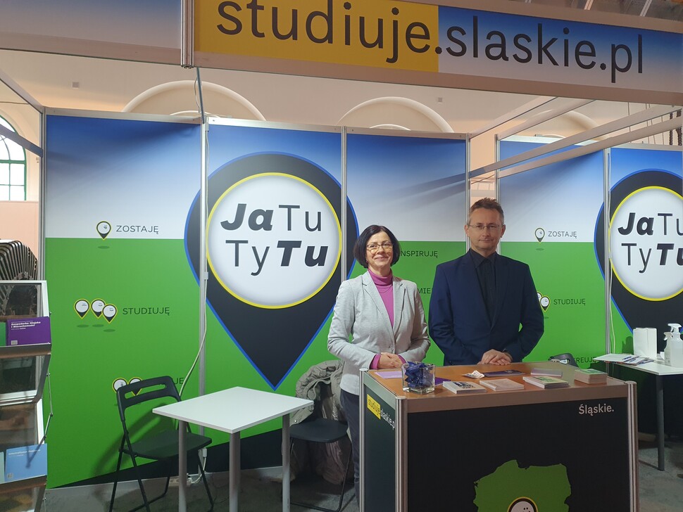 dr Beata Dubiel oraz dr Arkadiusz Halama przy stoisku UE Katowice.