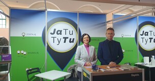 dr Beata Dubiel oraz dr Arkadiusz Halama przy stoisku UE Katowice.