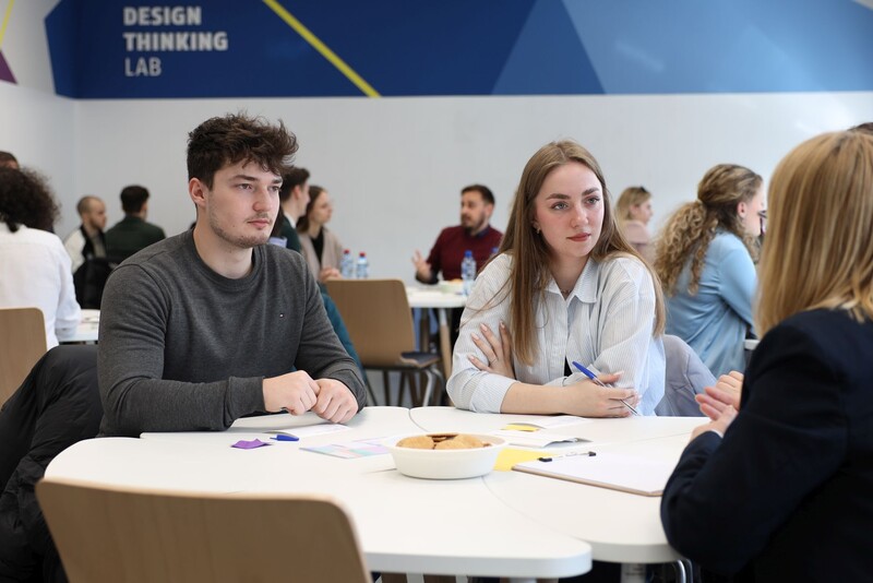 studenci pracujący w grupach