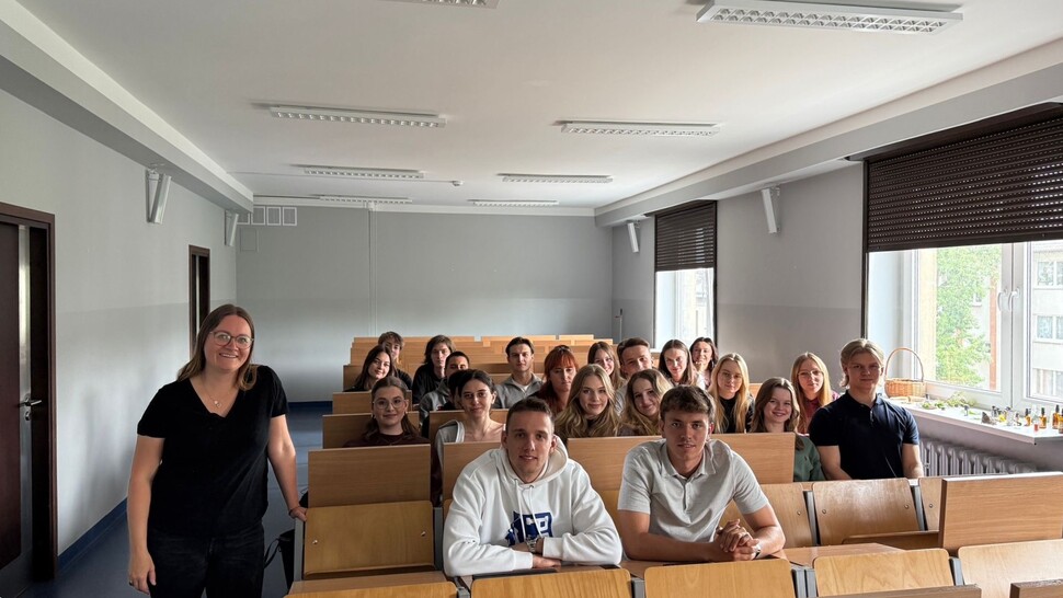 zdjęcie grupowe z prelegntką