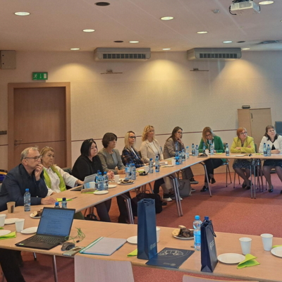 Sala z ludźmi siedzącymi przy ławkach