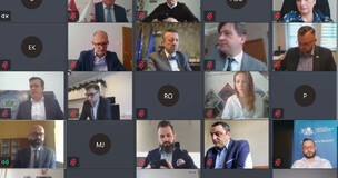 Zdjęcie przedstawia uczestników spotkania online.