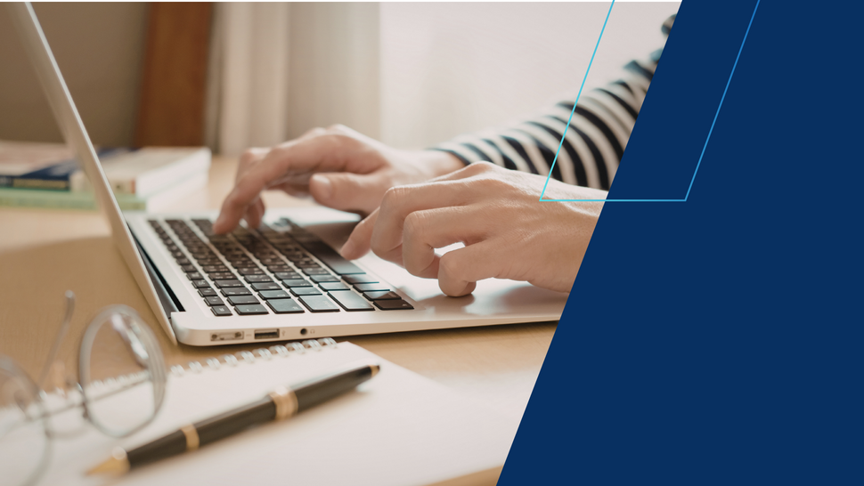 Dłonie osoby piszącej na laptopie stojącym na biurku; obok leżą notes, długopis i okulary. Po prawej stronie grafiki znajduje się granatowy panel z geometrycznymi liniami.