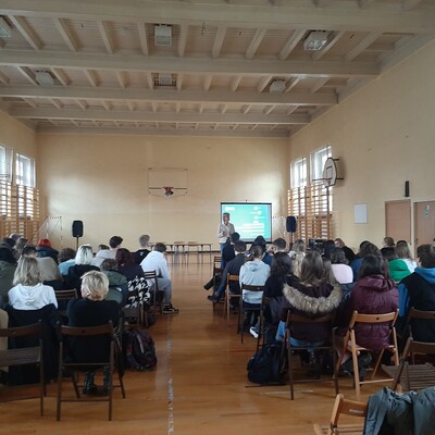 Uczniowie odwiedzanego liceum na wykładzie 