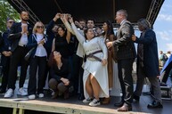 studenci uczelni trzymający klucz, obok władze tychże uczelni