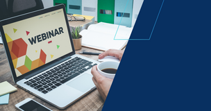 Osoba siedzi przy biurku z laptopem, na którego ekranie widnieje napis WEBINAR z kolorową grafiką geometryczną. Obok znajdują się notes, długopis, filiżanka kawy, smartfon oraz segregatory w tle. Prawa część obrazu wypełniona jest ciemnoniebieskim polem graficznym
