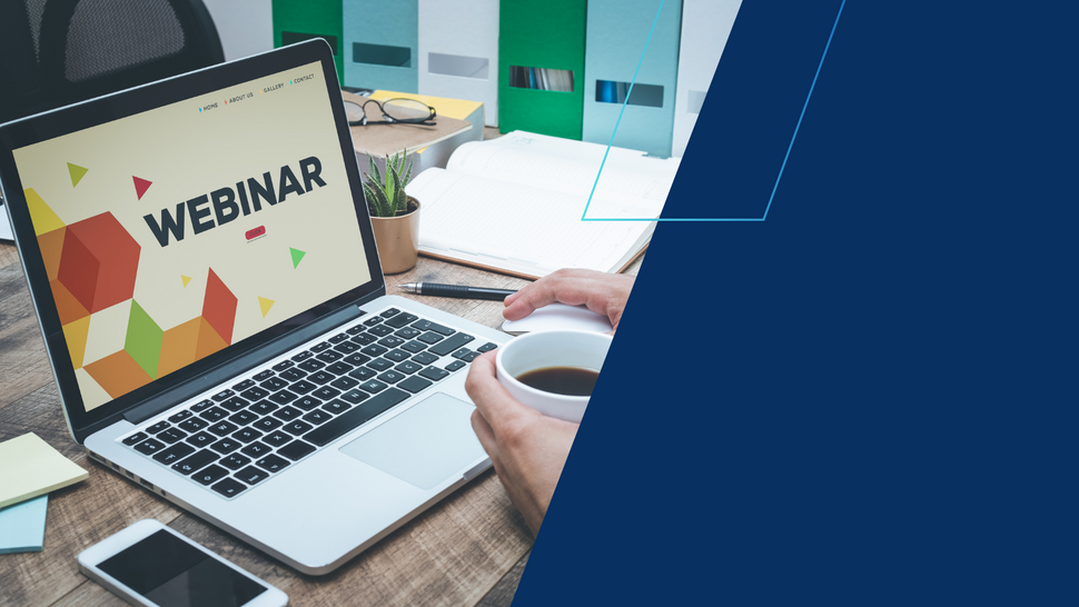 Osoba siedzi przy biurku z laptopem, na którego ekranie widnieje napis WEBINAR z kolorową grafiką geometryczną. Obok znajdują się notes, długopis, filiżanka kawy, smartfon oraz segregatory w tle. Prawa część obrazu wypełniona jest ciemnoniebieskim polem graficznym