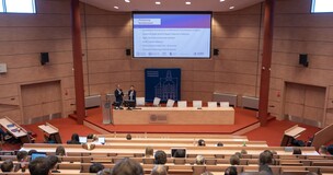 prowadzący przedstawiający prezentację