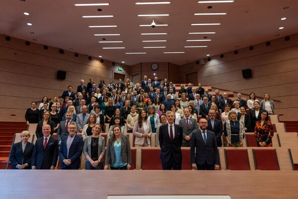 zdjęcie grupowe zgromadzonych gości