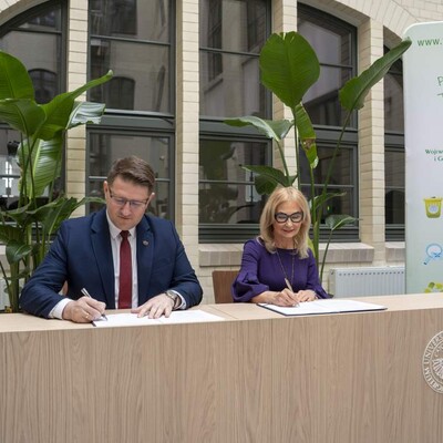 zdjęcie wykonane podczas podpisania