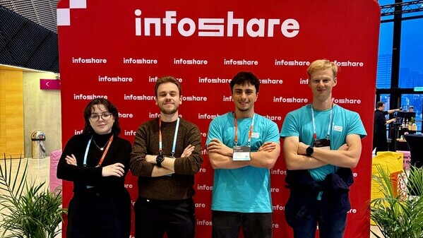 zdjęcie grupowe studentów