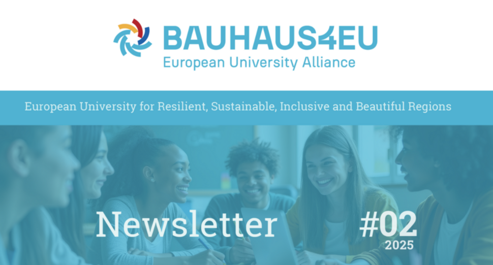 Baner newslettera BAUHAUS4EU – European University Alliance. W górnej części logo i hasło inicjatywy. Poniżej widoczna jest grupa uśmiechniętych studentów siedzących razem przy stole, rozmawiających i pracujących na laptopach. Na grafice umieszczony jest napis ‘Newsletter #02 2025’.