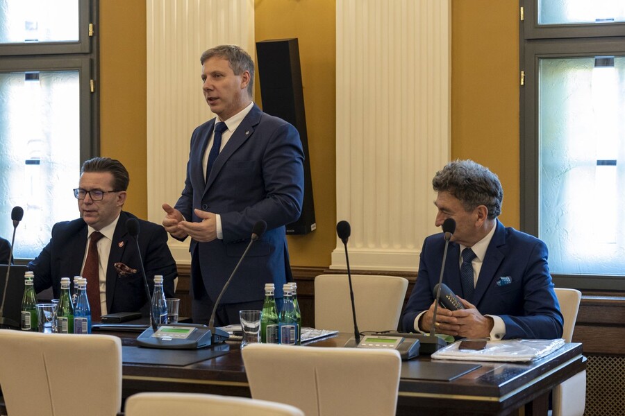 zdjęcie wykonane podczas spotkania, przedstawia jego uczestników