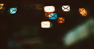 ikonki wiadomości e-mail na ciemnym tle 