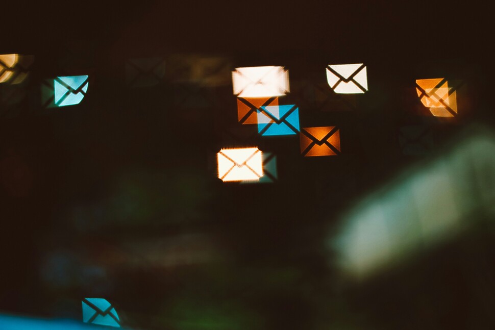 ikonki wiadomości e-mail na ciemnym tle 