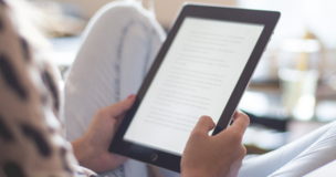 ręce trzymające tablet