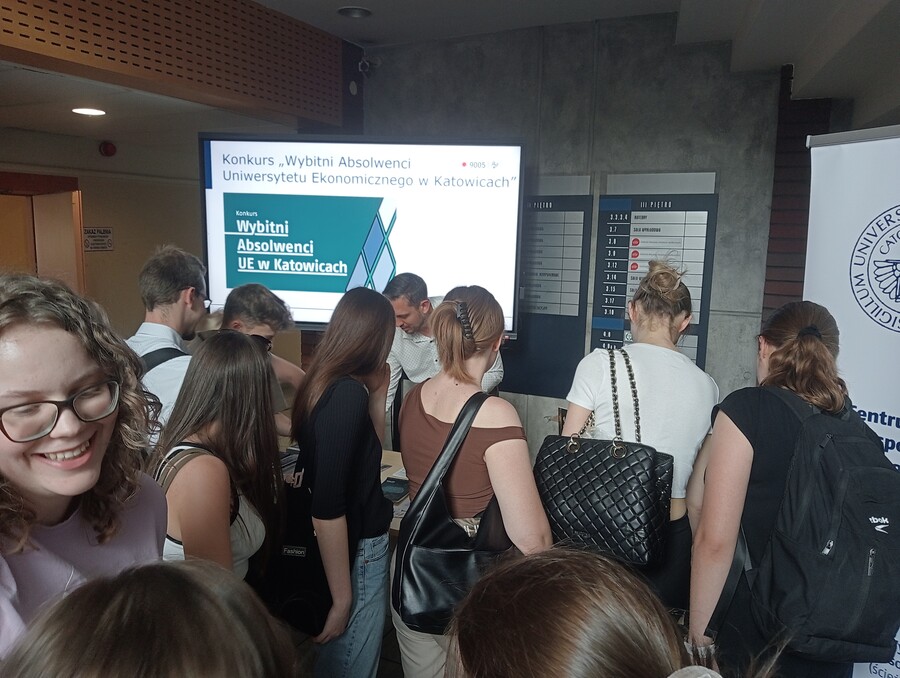 fotografia prezentująca stoisko informacyjne Centrum Karier i Współpracy z Absolwentami
