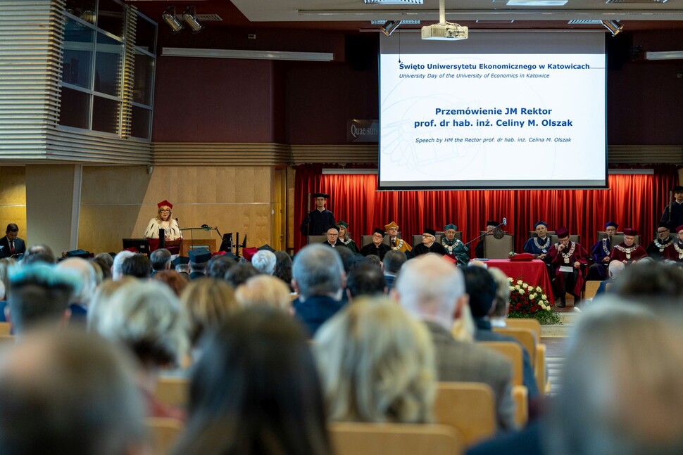 w tle JM Rektor przy ambonie czytająca swoje przemówienie, na pierwszym planie siedzący goście