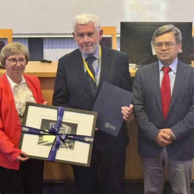 prof. Eugeniusz Gatnar razem z prof. Grażyną Trzpiot na jubileuszu prof. Krzysztofa Jajugi