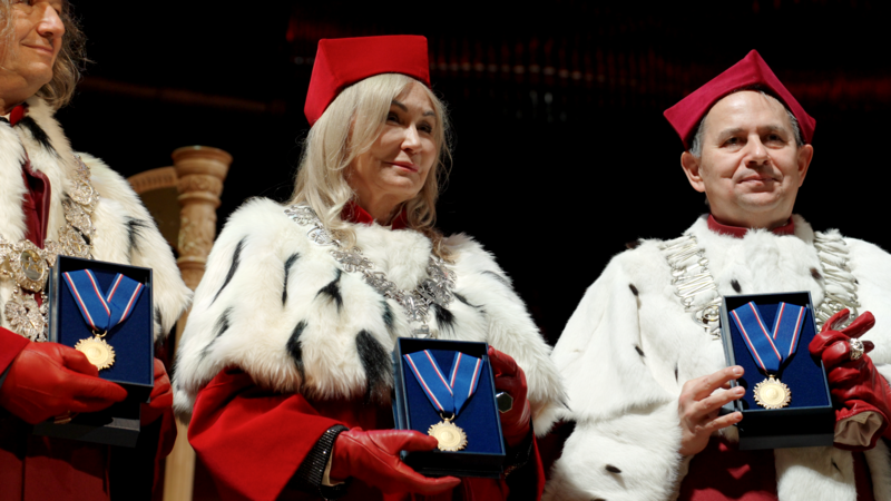 JM Rektor trzymająca otrzymany medal
