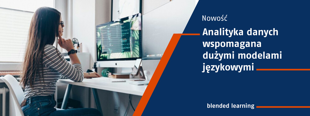 Dziewczyna w stroju codziennym siedząca przy biurku i patrząca się w ekran komputera zamyślona.. 