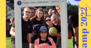 W zółtym okienku, na trawniku młodzi, uśmiechnięci ludzie. Ubrani są stroje sportowe.