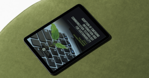 okładka monografii wyświetlana na tablecie