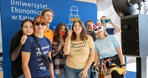 zdjęcie grupowe osób z organizacji studenckiej w fotobudce