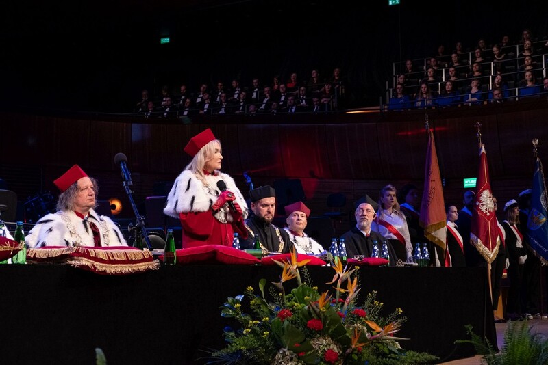 JM Rektor prof. Celina Olszak mówiąca do publiczności podczas międzyuczelnianej inauguracji 2022/2023