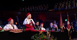 JM Rektor prof. Celina Olszak mówiąca do publiczności podczas międzyuczelnianej inauguracji 2022/2023