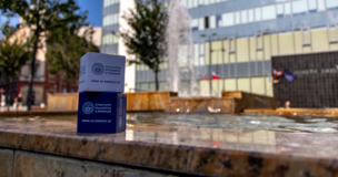 kostki z logiem UE Katowice na fontannie