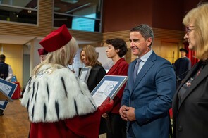 JM Rrektor wręczająca dyplom uznania