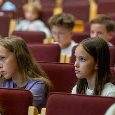 Zdjęcia przedstawiają inaugurację XXXV edycji Ekonomicznego Uniwersytetu Dziecięcego w Katowicach, w której uczestniczyło prawie 150 młodych studentów. Fotografie dokumentują uroczyste rozpoczęcie programu oraz pierwsze zajęcia ekonomiczne dla dzieci. 