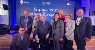 zdjęcie grupowe uczestników, w tym przedstawicieli UE Katowice