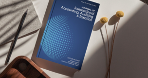 czasopismo "Journal of International Accounting, Auditing and Taxation" na biurku