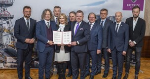 zdjęcie grupowe osób podpisujących list intencyjny