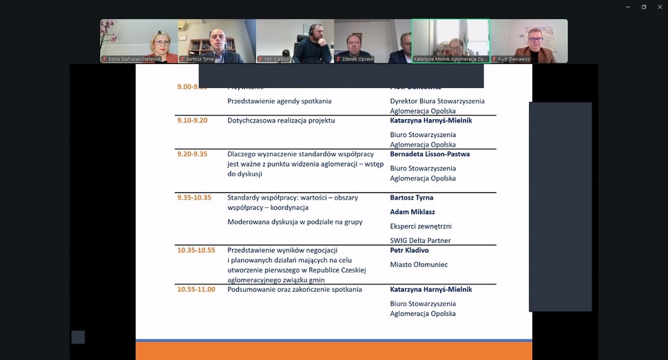 Screen obrazu konferencji, z widokiem na miniaturki prelegentów oraz program wydarzenia.