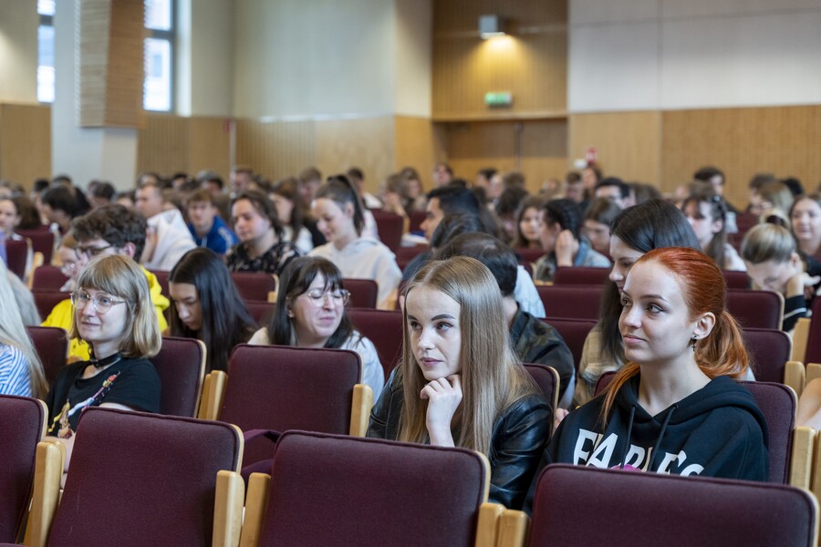 studenci słuchający wykladu 