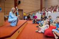 JM Rektor uśmiechająca się do dzieci