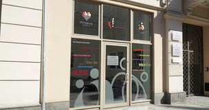 Obrazek przedstawia otwarcie punktu informacyjnego dla cudzoziemców w Katowicach.