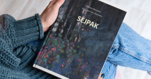 kobieta trzymająca książkę "Sejpak"