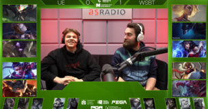 Student oraz mgr Marcin Pałys komentujący rozgrywki