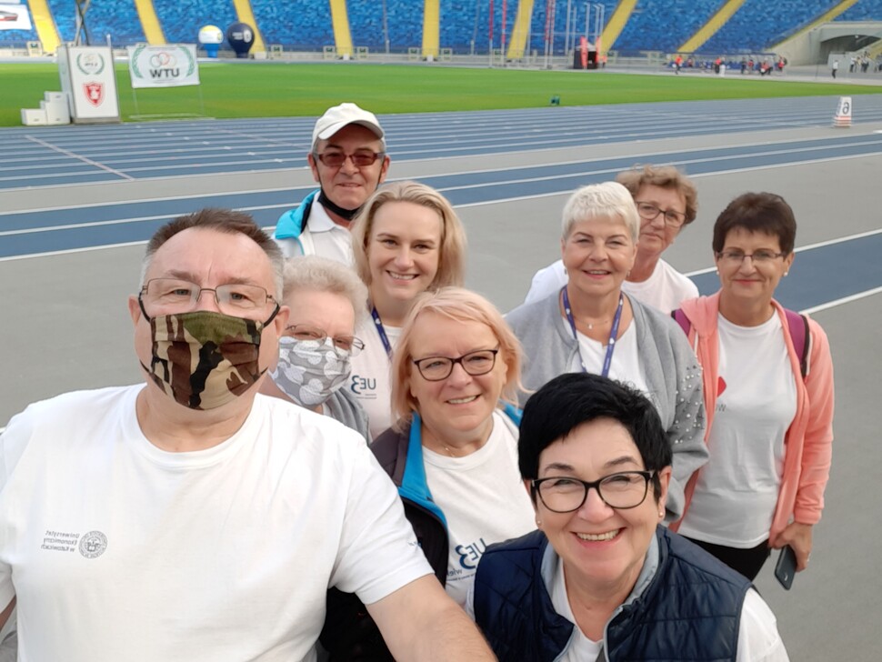 Obrazki przedstawiają uczestników podczas zmagań sportowych.