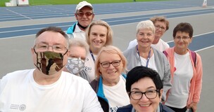 Obrazki przedstawiają uczestników podczas zmagań sportowych.