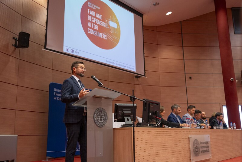 prof. Smyczek witający gości i uczestników, w tle paneliści