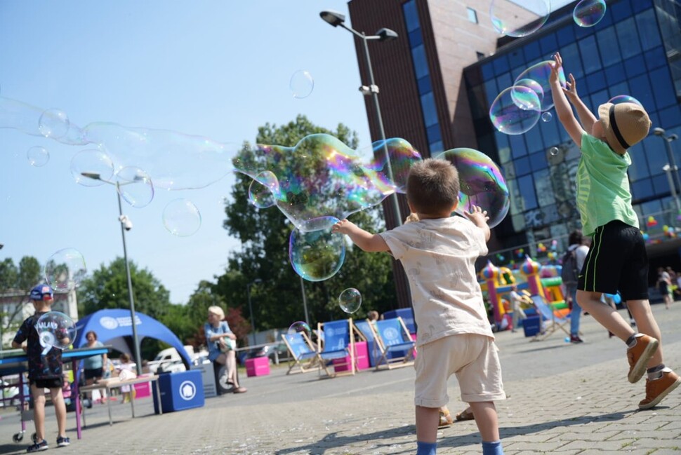 kinds having fun with soap bubbles