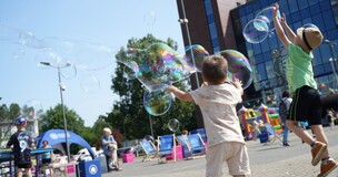 kinds having fun with soap bubbles